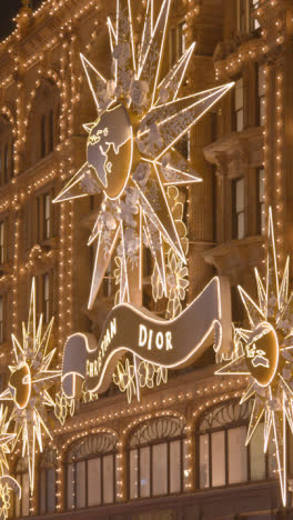 Exterior-De-Video-Vertical-De-Los-Grandes-Almacenes-Harrods-En-Londres-Decorado-Con-Luces-Navideñas